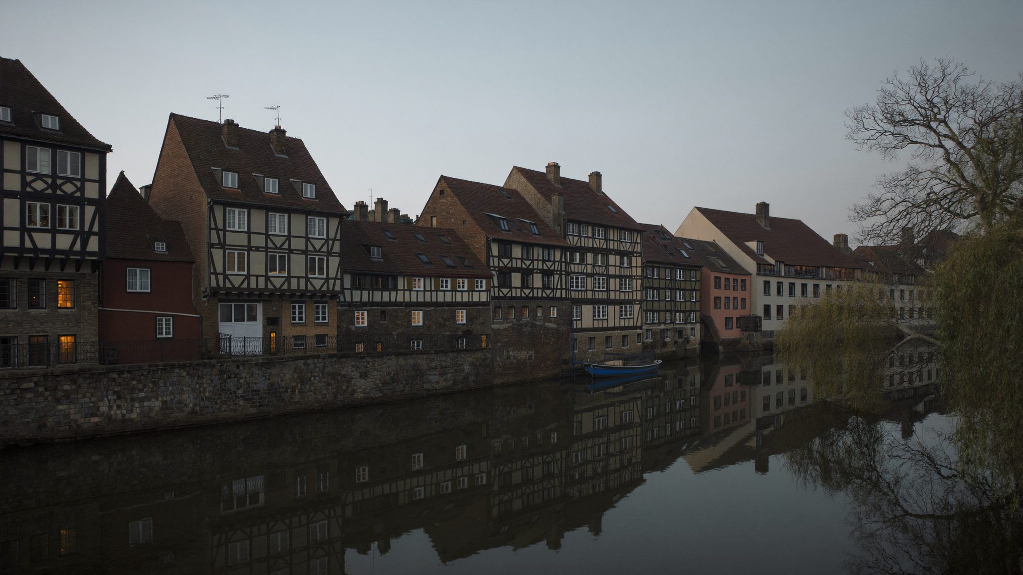 Canal de la Krutenau à Strasbourg au crépuscule, près de nos bureaux